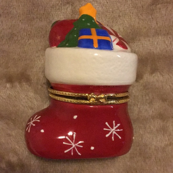 Avon Festive Stocking Keepsake With CZ Earrings - Picture 2 of 4